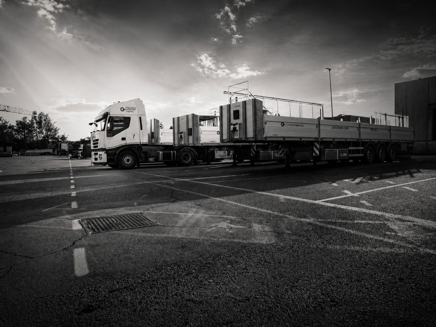 Mezzo DMW Logistic con manufatti zincati pronti alla consegna