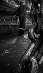 Operatore al lavoro nella zincheria