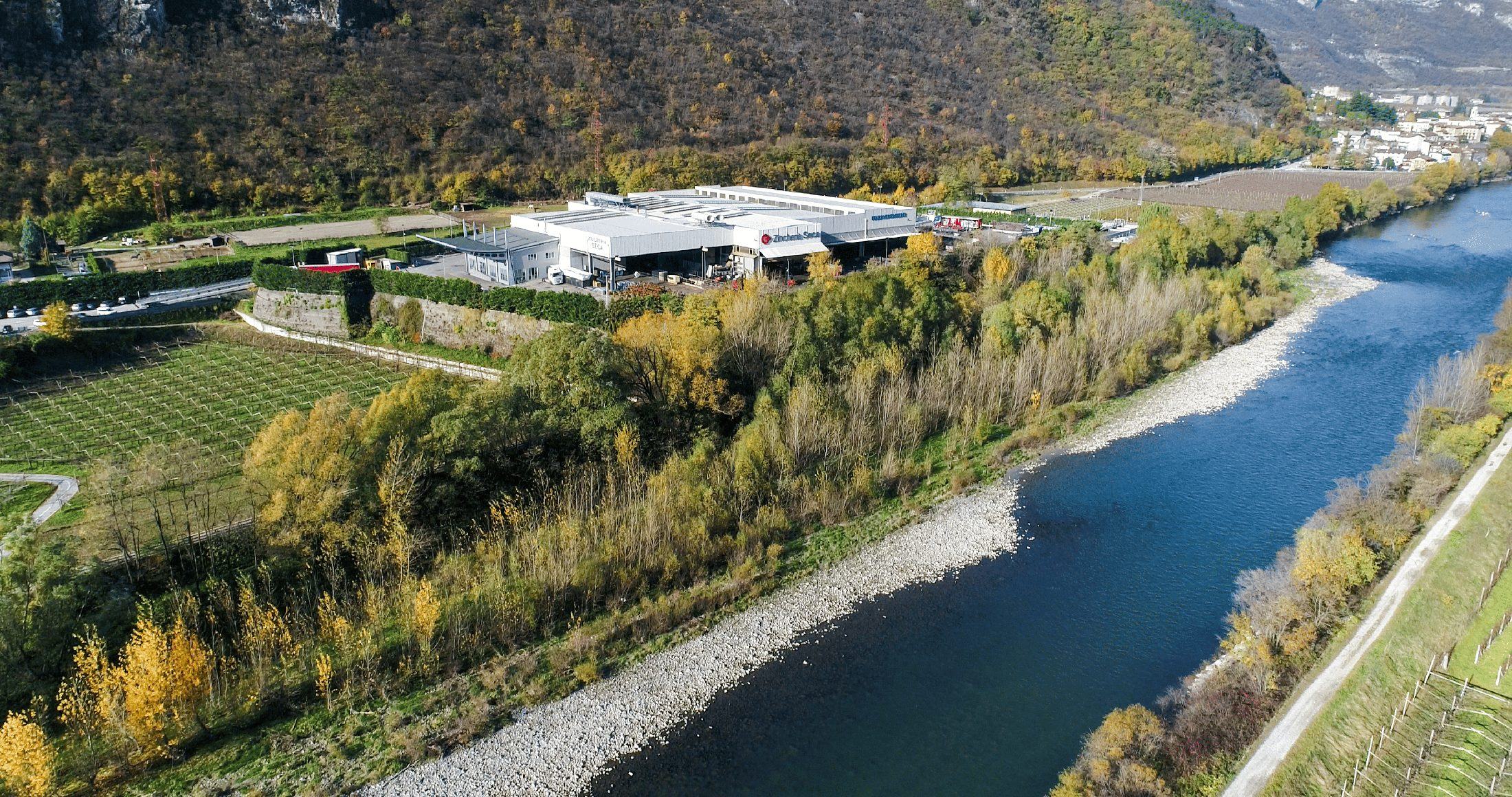 Veduta aerea dello stabilimento Zincheria SECA lungo il fiume